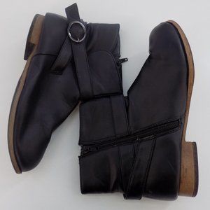 Woman's Ankle Boots - 6